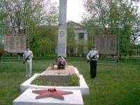 Прикрепленное изображение: В Панфилово - братская могила умерших от ран защитников Родины в ВОВ.JPG